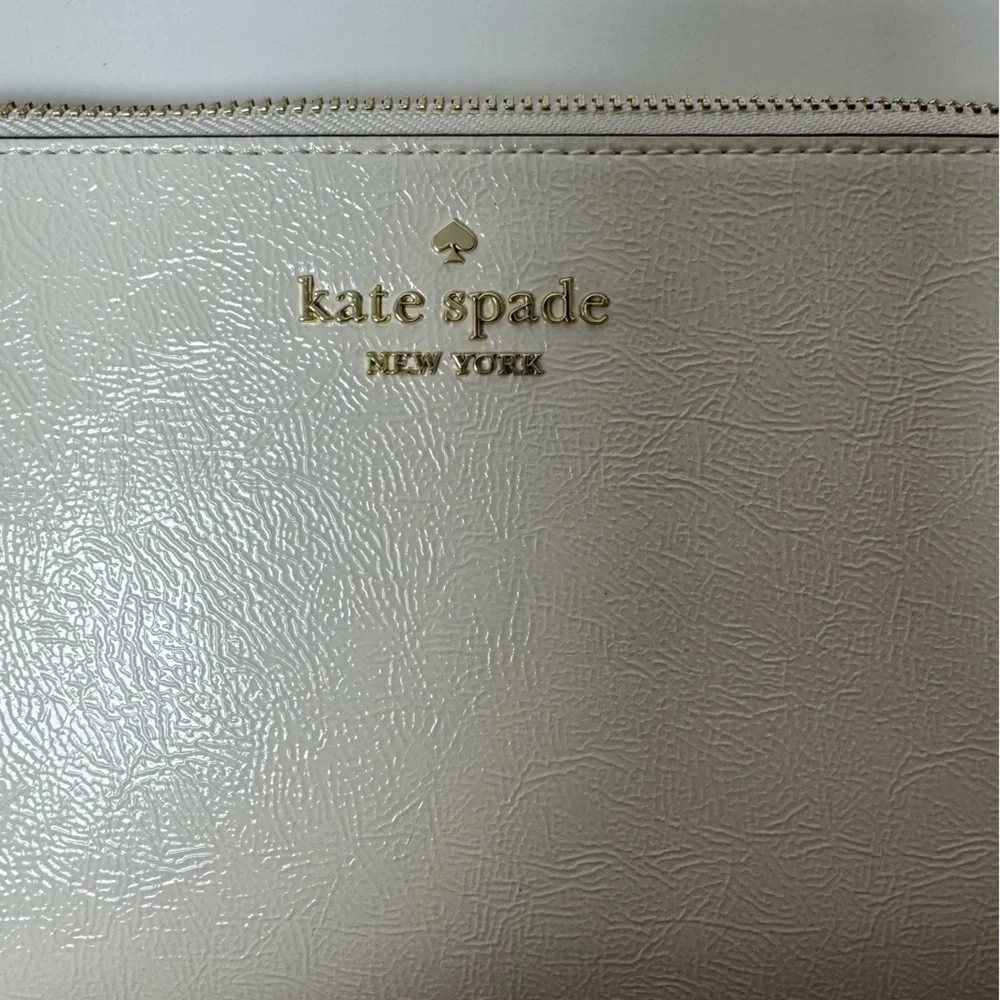 Kate spade Women’s Lucy Crinkle Patent Medium L-Zip Wristlet Meringue